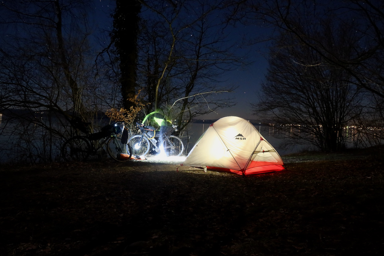 Bikepacking Zelt MSR am Starnberger See bei Winter-Bedingungen