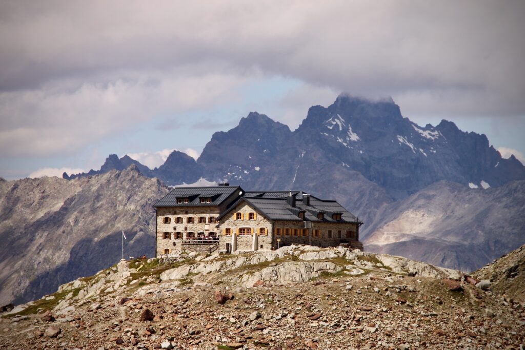 Braunschweiger Hütte mit Blick auf den Mittelbergferner und die Wildspitze