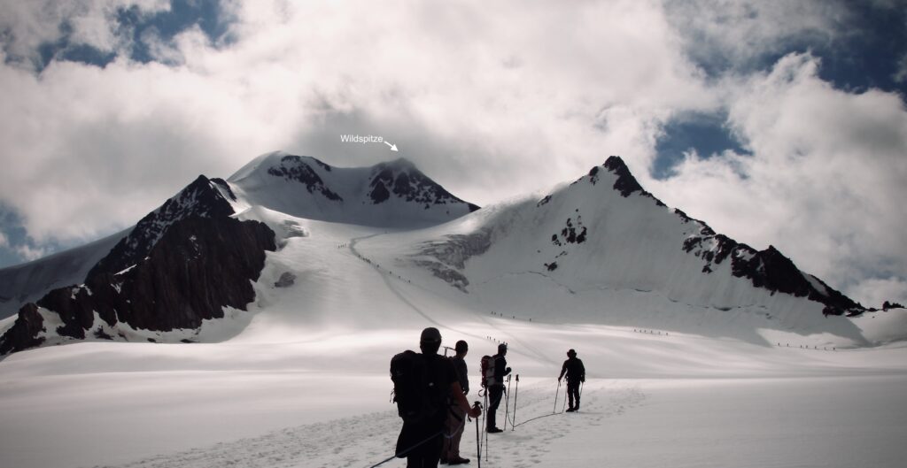 Blick auf die Wildspitze mit Seilschaften am Mittelbergferner